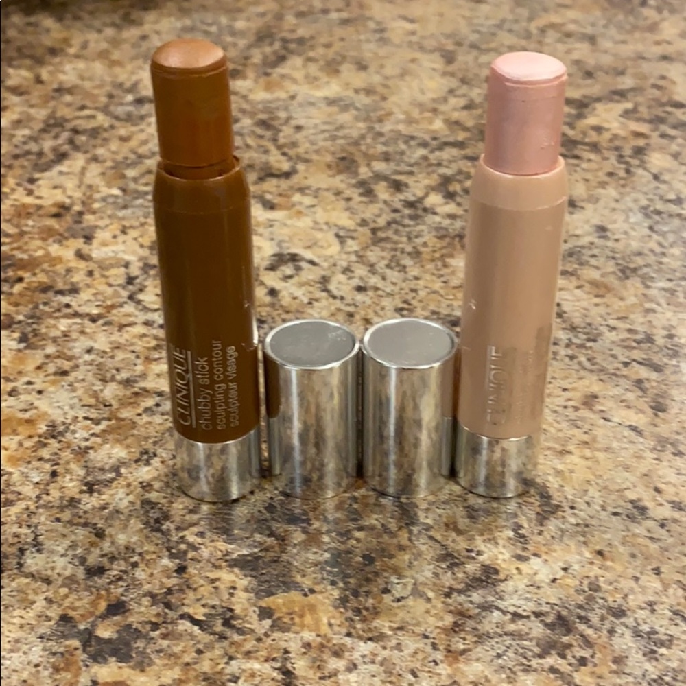 Clinique bronzing and highlighter chubby.